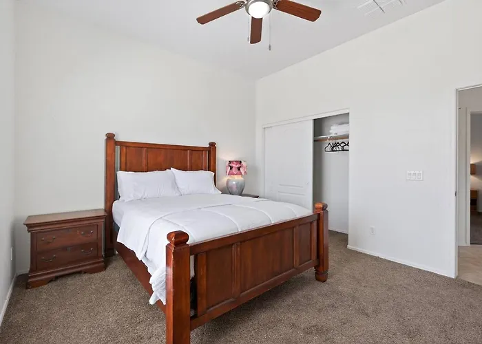 Holiday home 4br | Sleeps 10 | W/ King Bed