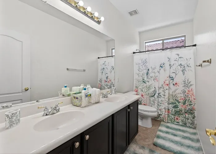 4br | Sleeps 10 | W/ King Bed *