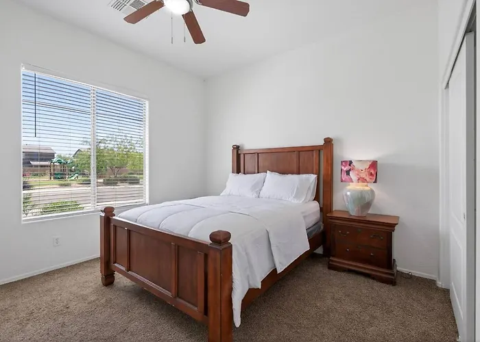 4br | Sleeps 10 | W/ King Bed *