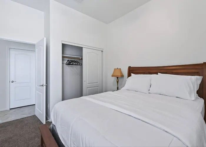 Holiday home 4br | Sleeps 10 | W/ King Bed Goodyear