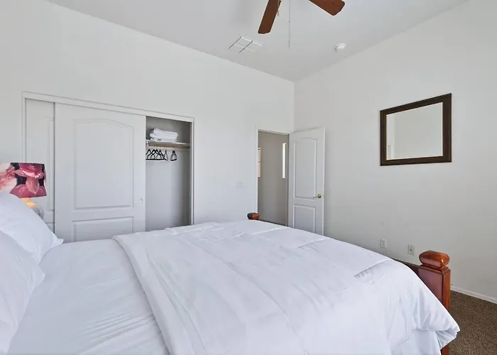 Holiday home 4br | Sleeps 10 | W/ King Bed