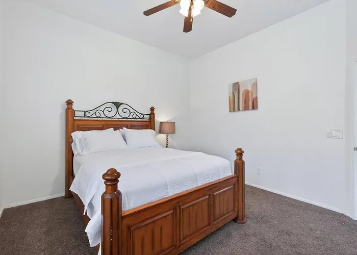 Holiday home 4br | Sleeps 10 | W/ King Bed *