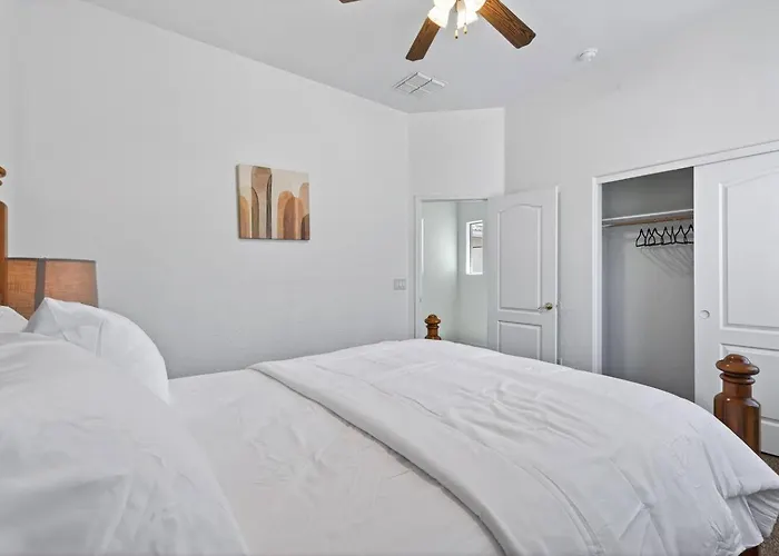 4br | Sleeps 10 | W/ King Bed