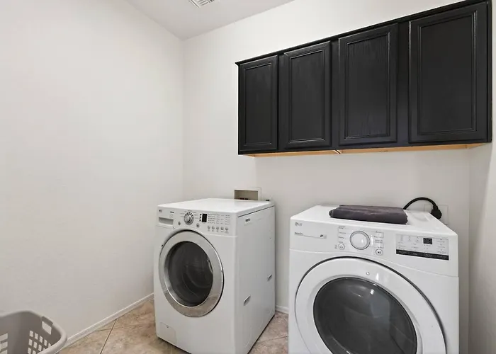 4br | Sleeps 10 | W/ King Bed Holiday home
