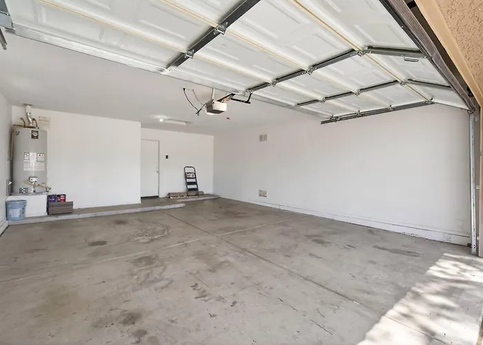 4br | Sleeps 10 | W/ King Bed