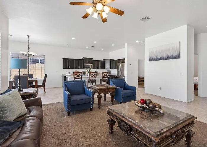 4br | Sleeps 10 | W/ King Bed *