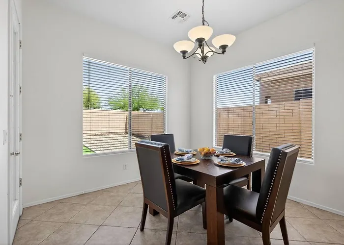 4br | Sleeps 10 | W/ King Bed Holiday home