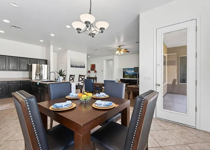 4br | Sleeps 10 | W/ King Bed *