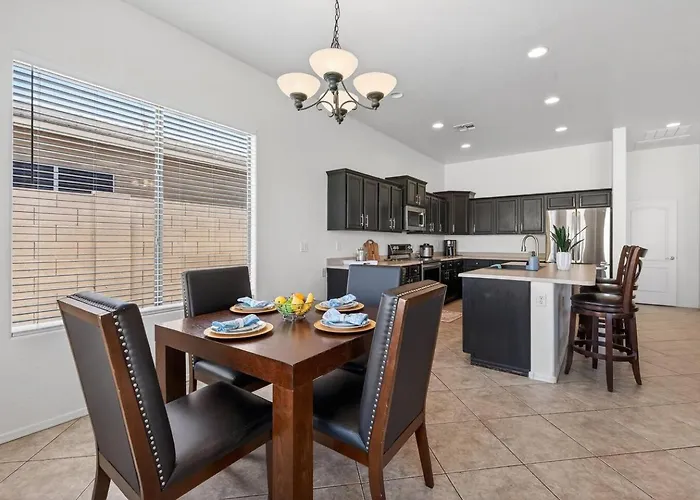 4br | Sleeps 10 | W/ King Bed Holiday home