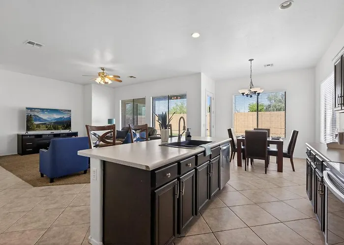 4br | Sleeps 10 | W/ King Bed * Goodyear
