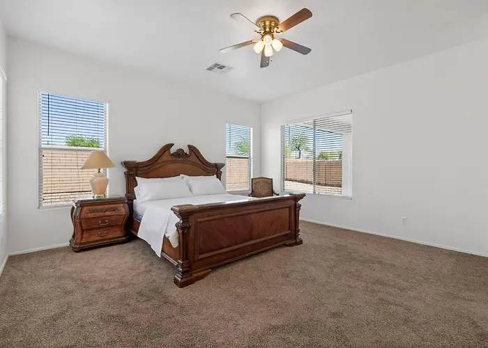 Holiday home 4br | Sleeps 10 | W/ King Bed Goodyear