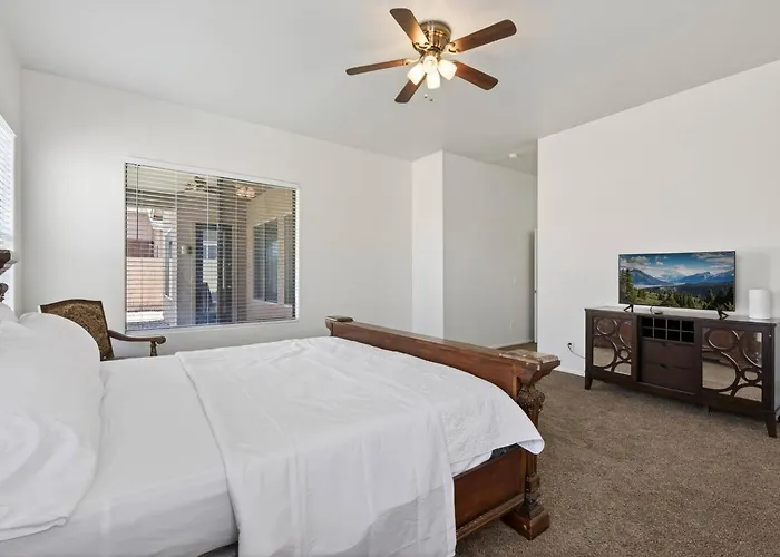 Holiday home 4br | Sleeps 10 | W/ King Bed *