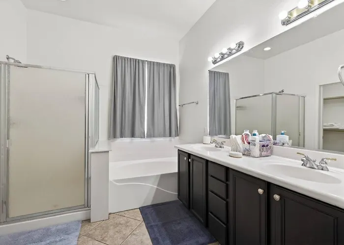 4br | Sleeps 10 | W/ King Bed *
